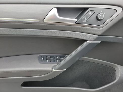 Used 2019 Volkswagen e-Golf SEL Premium image 24