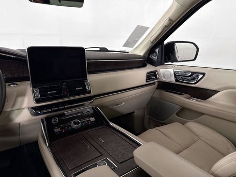 Used 2021 Lincoln Navigator Reserve w/ Luxury Package AWD/4WD image 33