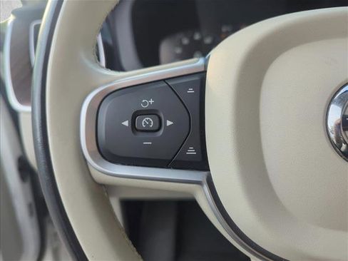 Used 2021 Volvo XC60 T5 Momentum w/ Premium Package FWD image 12