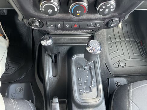 Used 2018 Jeep Wrangler Unlimited Rubicon w/ Cold Weather Group AWD/4WD image 22