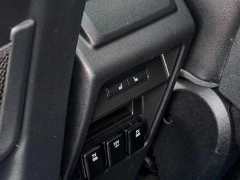 Used 2016 Land Rover Discovery Sport HSE image 18