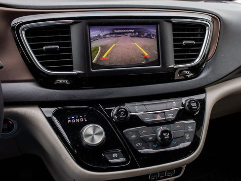 Used 2023 Chrysler Voyager LX image 20