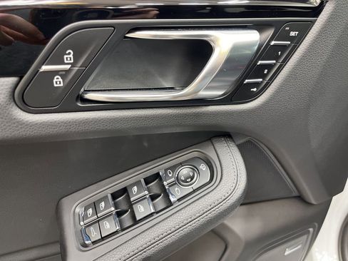 Used 2025 Porsche Macan image 31