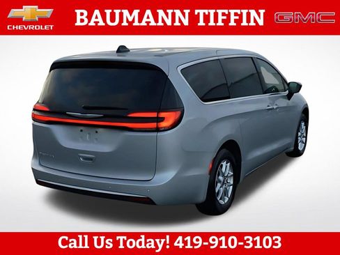 Used 2024 Chrysler Pacifica Touring-L FWD image 5