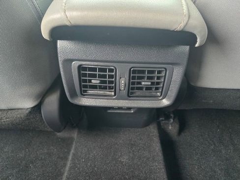 Used 2022 Toyota Venza LE image 10