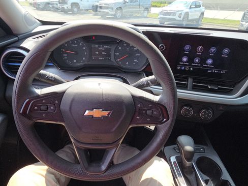 Used 2025 Chevrolet Trax LS w/ LS Convenience Package FWD image 14