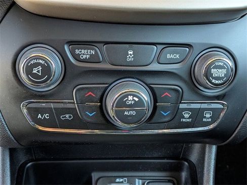 Certified 2017 Jeep Cherokee Latitude w/ Comfort/Convenience Group image 24