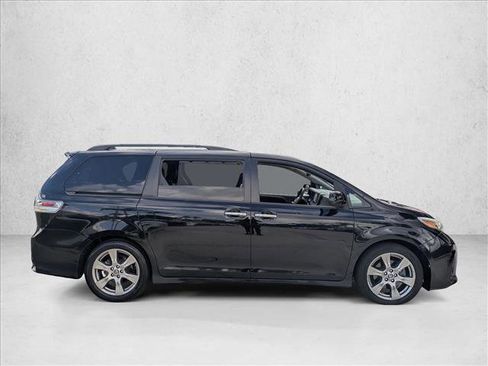 Used 2018 Toyota Sienna SE image 4