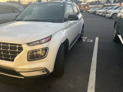 Used 2023 Hyundai Venue Limited w/ Cargo Package image 3