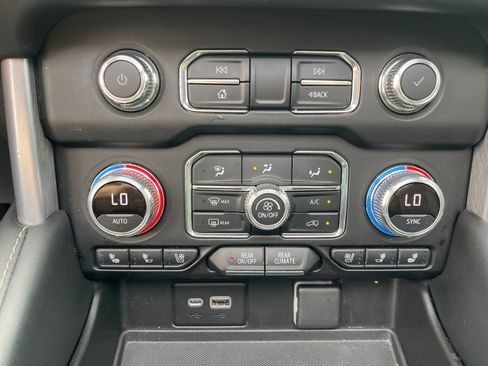 Used 2022 GMC Yukon SLT w/ SLT Premium Package image 22