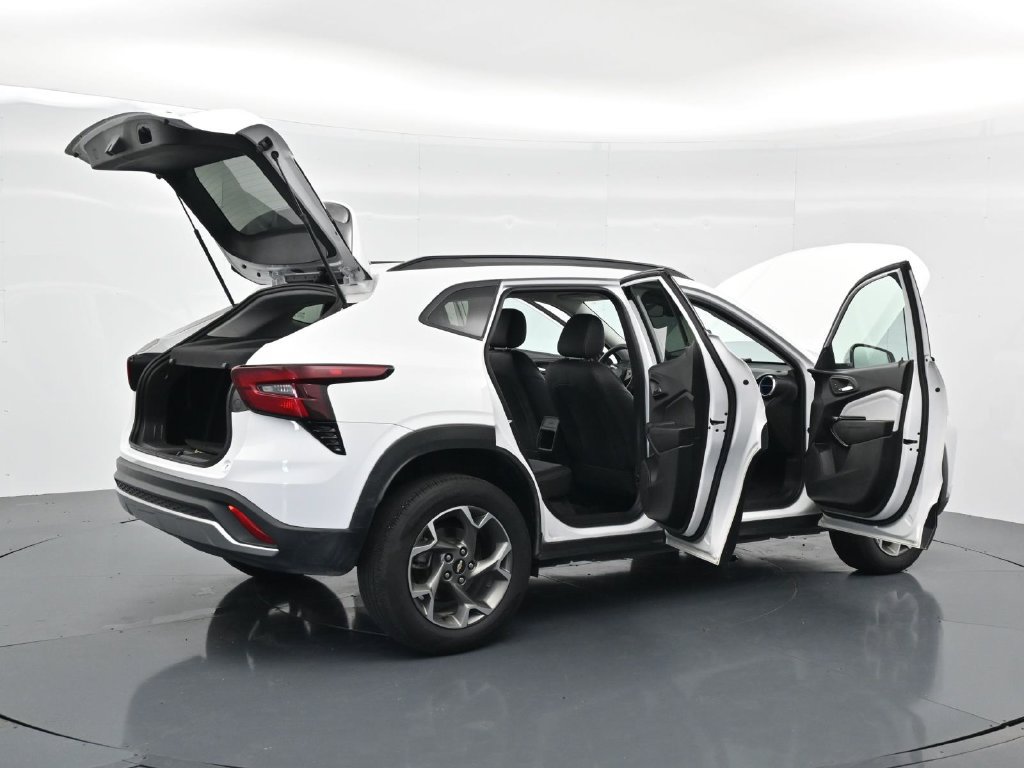 Used 2025 Chevrolet Trax LT FWD image 39