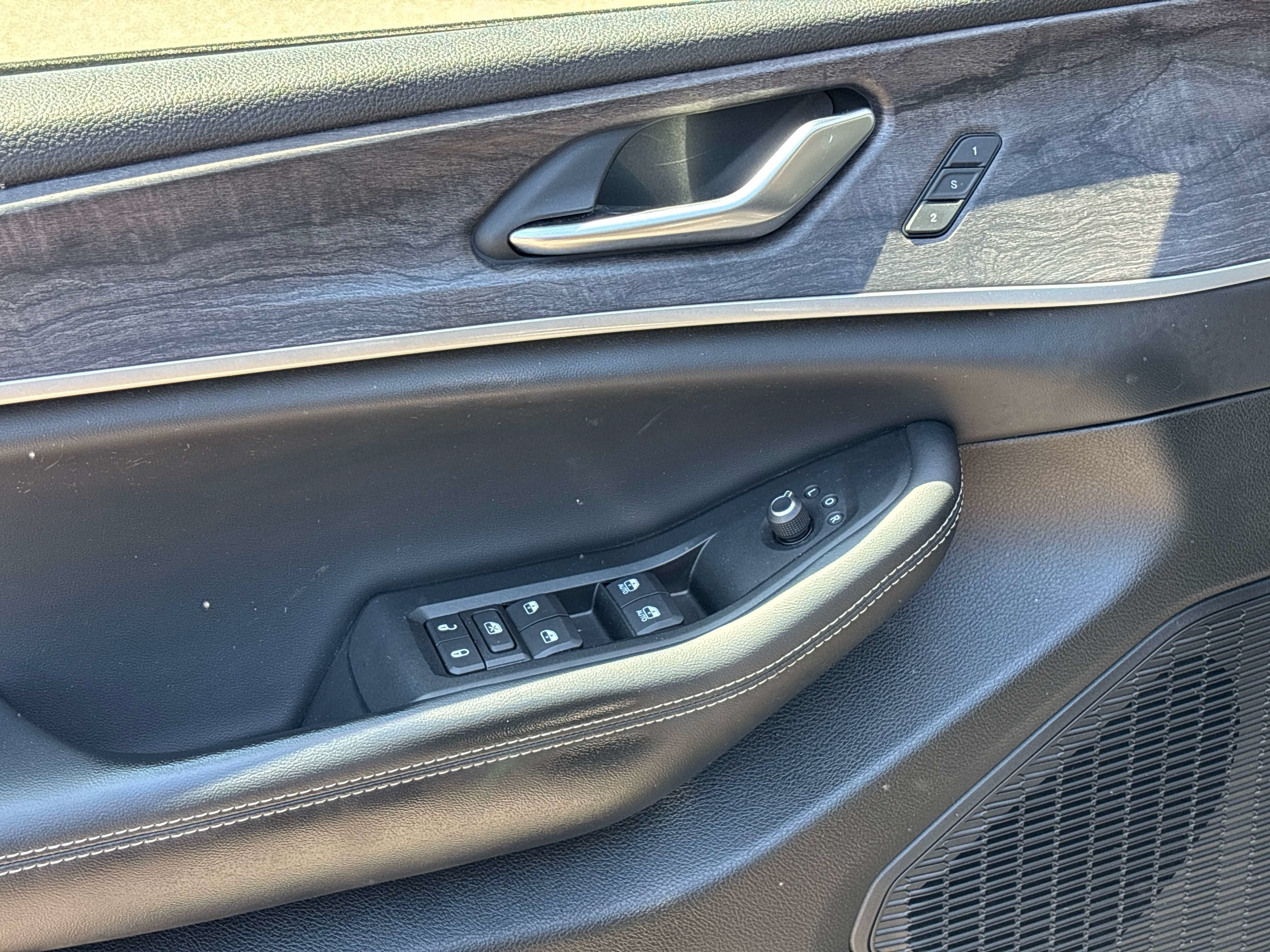 Used 2023 Jeep Grand Cherokee Limited w/ Black Appearance Package AWD/4WD image 14