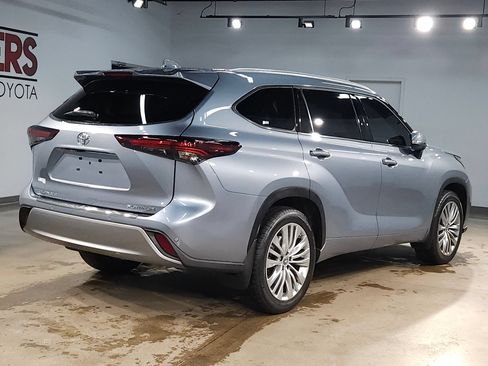 Used 2024 Toyota Highlander Platinum FWD image 7