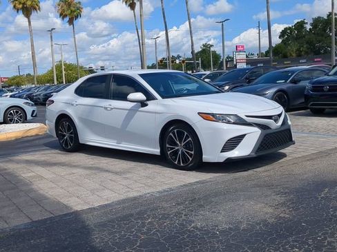 Used 2019 Toyota Camry SE FWD image 2