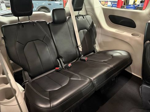 Used 2024 Chrysler Pacifica Touring-L FWD image 23
