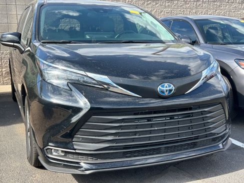 Used 2025 Toyota Sienna XLE FWD image 5