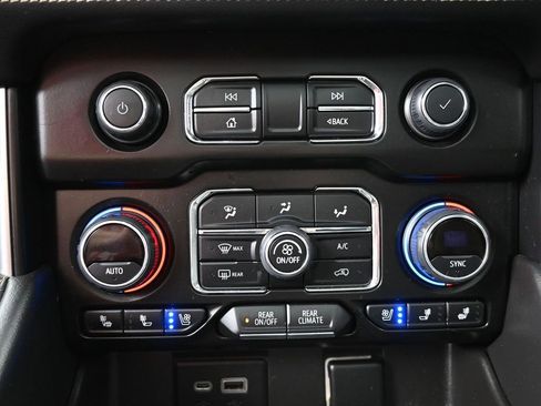 Used 2022 Chevrolet Tahoe Premier AWD/4WD image 16