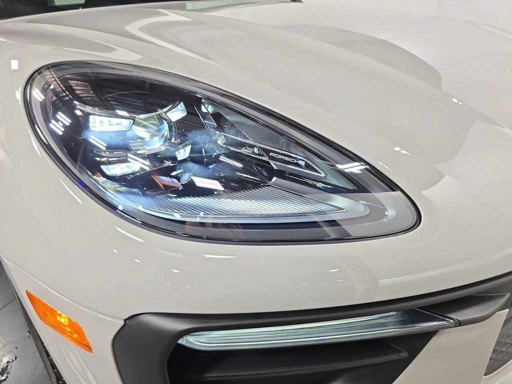 Certified 2026 Porsche Macan AWD/4WD image 12