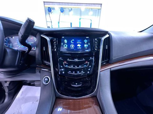 Used 2018 Cadillac Escalade Luxury AWD/4WD image 22