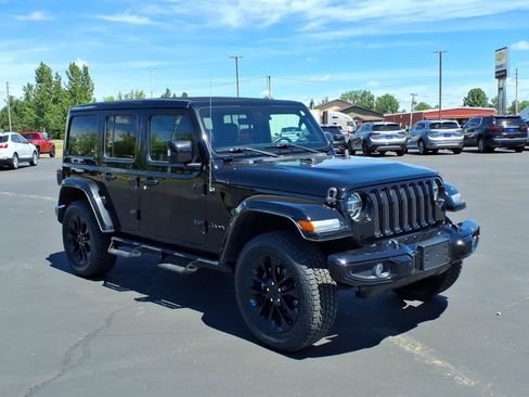 Used 2022 Jeep Wrangler Unlimited Sahara AWD/4WD image 8