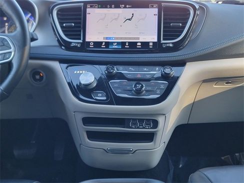 Certified 2021 Chrysler Pacifica Touring-L image 28