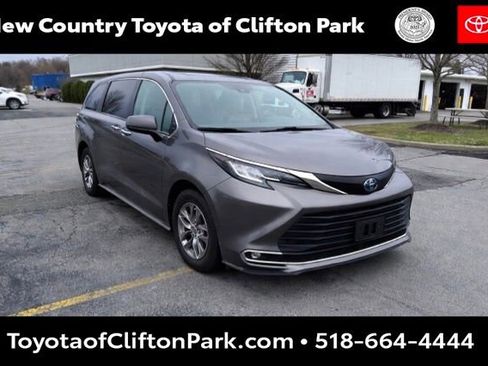Used 2021 Toyota Sienna XLE image 1