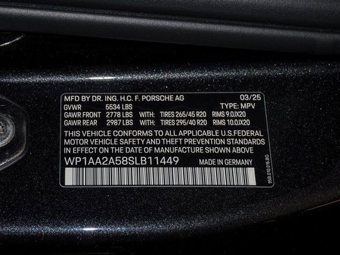 Certified 2025 Porsche Macan image 30