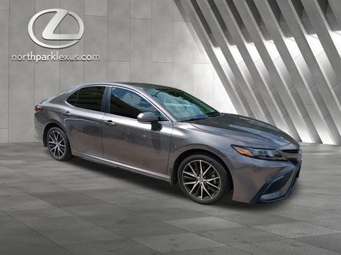 Used 2024 Toyota Camry SE FWD image 5