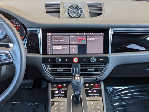 Certified 2025 Porsche Macan AWD/4WD image 17