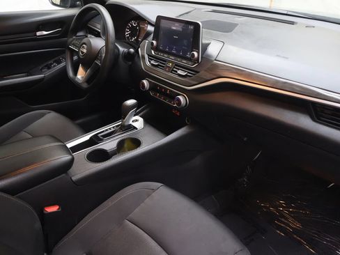Used 2025 Nissan Altima 2.5 SV FWD image 11