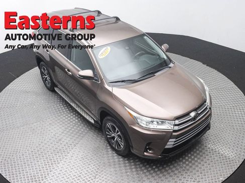 Used 2019 Toyota Highlander LE FWD image 3