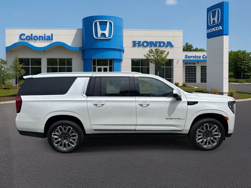 Used 2023 GMC Yukon XL Denali Ultimate AWD/4WD image 8