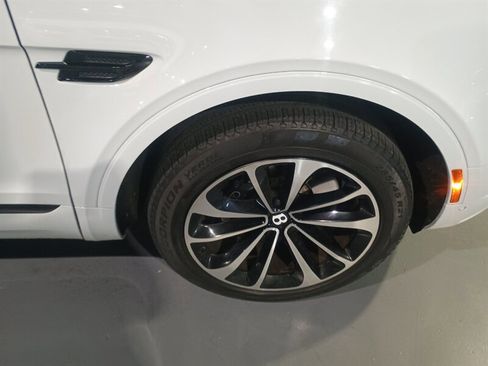 Used 2019 Bentley Bentayga AWD/4WD image 44