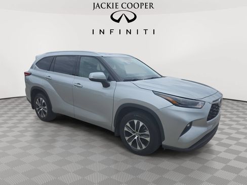 Used 2022 Toyota Highlander XLE AWD/4WD image 3