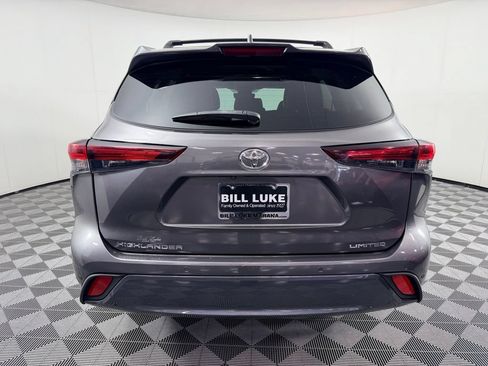 Used 2024 Toyota Highlander Limited FWD image 9