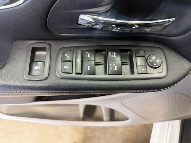 Used 2017 Dodge Grand Caravan SXT FWD image 16