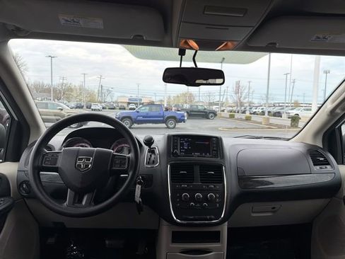 Used 2018 Dodge Grand Caravan SE w/ UConnect Hands-Free Group FWD image 11