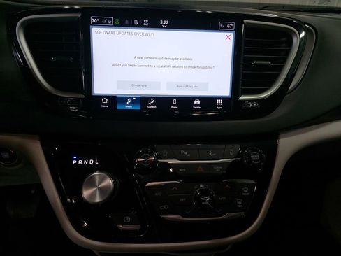 Used 2024 Chrysler Pacifica Touring-L image 21