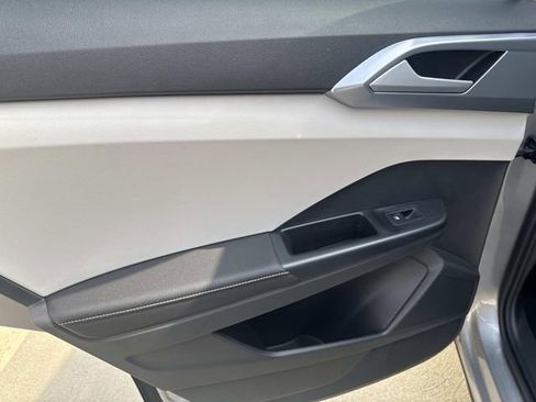 New 2026 Volkswagen Taos SE FWD image 9