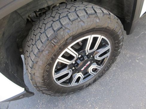 Certified 2022 GMC Sierra 2500 AT4 w/ AT4 Premium Plus Package AWD/4WD image 15