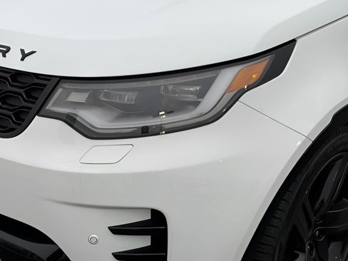 Certified 2025 Land Rover Discovery Dynamic SE image 9