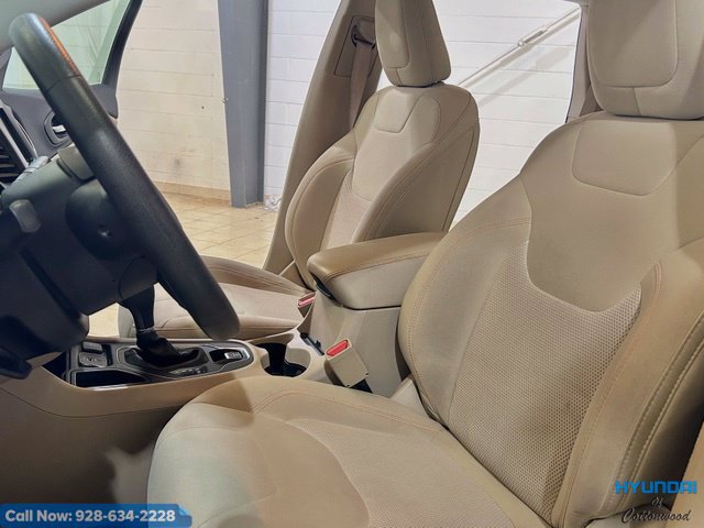 Used 2019 Jeep Cherokee Latitude w/ Popular Appearance Group FWD image 11