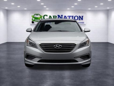 Used 2017 Hyundai Sonata SE FWD image 2