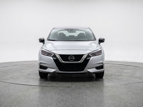 Used 2025 Nissan Versa SV image 2