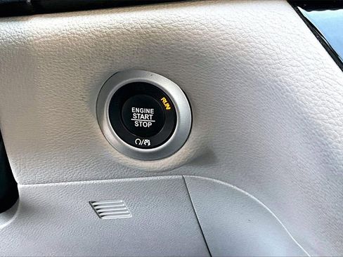 Certified 2023 Chrysler Pacifica Limited image 29