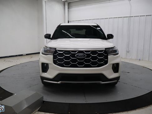 Certified 2025 Ford Explorer Platinum RWD image 11