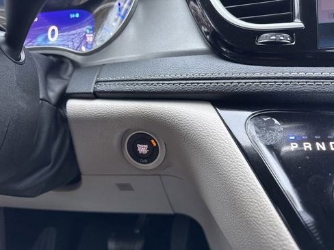 Used 2024 Chrysler Pacifica Select image 16