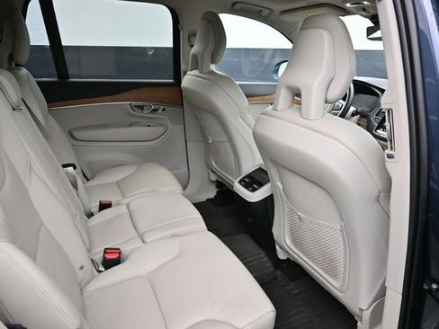 Used 2022 Volvo XC90 T5 Momentum w/ Climate Package image 17