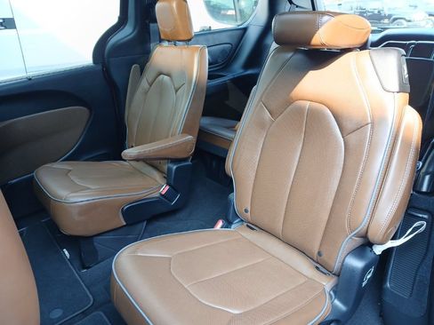 Used 2021 Chrysler Pacifica Limited AWD/4WD image 26