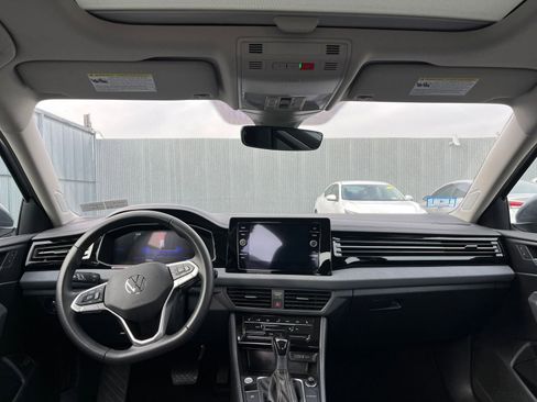 Used 2025 Volkswagen Jetta SE image 32